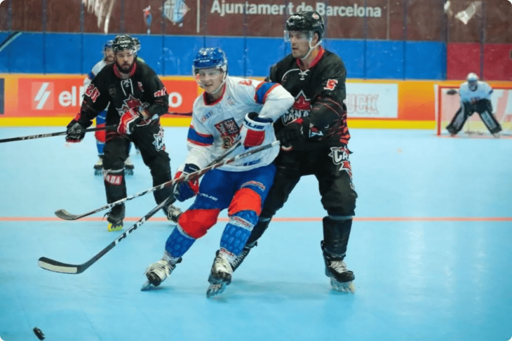 Eishockeyspieler auf dem flexiblen Sportboden beim Spiel, ideal für Vereine und Sportstätten.